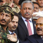 El expresidente yemení Alí Abdalá Saleh, a la derecha de la imagen, el pasado mes de agosto.