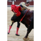 Uceda Leal en la estocada a su primer toro.