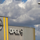 - Imagen de la planta de Opel en Zaragoza. PSA Peugeot Citroen anunció hoy la compra a General Motors (GM) de su filial Opel/Vauxhall, que le permitirá convertirse en "número dos" del sector automovilístico en Europa, pero con el reto de integrar unos act