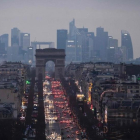 Caravana de vehículos en los Campos Elíseos de París.