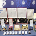 Fotografía facilitada por la Policía Nacional que ha detenido a tres personas por el robo en la sede de la Fundación de la familia Borbón-Dos Sicilias en Madrid de más de 50 condecoraciones históricas y otros efectos, valorados en unos 120.000 euros, y p