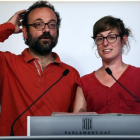 Vehí (derecha) junto al diputado de la CUP Benet Salellas, en el Parlament, en una imagen de archivo.