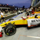 El piloto español Fernando Alonso, de Renault, sale del garaje de su escudería.