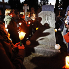 La comitiva se detiene ante la tumba de Ramón Peñaranda, un homenaje a la minería. RAMIRO