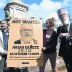 Unos manifestantes protestan por la candidatura de Cañete, en Bruselas.