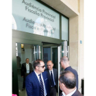 El alcalde, Gabriel Echávarri, en el centro sin gafas. MANUEL LORENZO