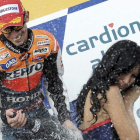 Stoner de Honda celebra efusivamente su victoria en el Gran Premio de Motociclismo de la República Checa que le deja muy cerca de alzarse con el mundial en la categoría reina.