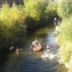 Uno de los artilugios flotantes surca el río Bernesga a su paso por Ciñera.