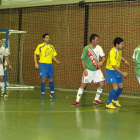 Los jugadores del Cistierna defienden un saque de esquina.