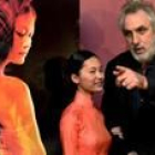 La actriz vietnamita Do Thi Hai Yen y el director Philip Noyce