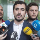 Alberto Garzón se dirige a los medios, el pasado domingo, tras votar en El Rincón de la Victoria (Málaga).