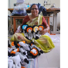 Emilia Laura Arias durante su estancia en la India con las mujeres del slum de Bombay donde crece el proyecto textil de Creative Handicrafts. CREATIVE HANDICRAFTS