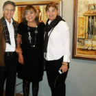 El pintor Juan Díaz, la galerista Mari Pepa y la hija del artista Lapayese del Río.