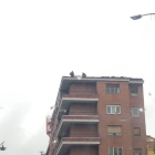 Operarios reparando el tejado de un edificio de León. PACHO RODRÍGUEZ