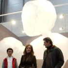 Clemente con la obra «Nube» de Agustina Otero y Leopoldo Ferrán