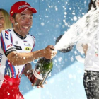Purito saborea la victoria en el podio de la Vuelta al País Vasco.