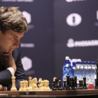Karjakin (izquierda) y Carlsen, durante la disputa de la cuarta partida del Mundial de ajedrez. Nuevamente fue tablas.