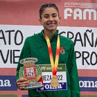Lucía Redondo con su medalla de oro lograda en el Nacional. DL