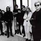 Andy Warhol, a la derecha, con The Velvet Underground. ARCHIVO