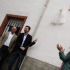 Momento en el que se descubrió la placa, en presencia de la alcaldesa de Gradefes.