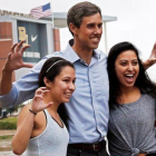 El candidato demócrata para senador por Texas, Beto ORourke, posa junto a dos seguidoras en la localidad de Waco.