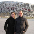 El matrimonio, ante el Estadio Nacional de Pekín, conocido como «El nido de pájaro».