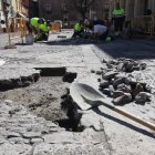 Las brigadas municipales de Obras empezaron ayer los trabajos con el firme de la plaza de San Marcelo.