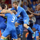 Los jugadores italianos celebran su triunfo en los penaltis ante Inglaterra.