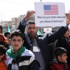 Ciudadanos contrarios a Al Assad se manifiestan ayer en el bastión rebelde de Idlib. YAHYA NEMAH