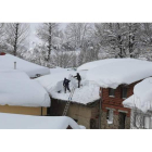 En cuanto el cielo despeja un poco los hombres se arman de escaleras y palas para quitar nieve de los tejados en Prioro