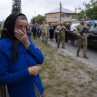 Una mujer se lamenta al paso del cortejo fúnebre de un soldado en Novyi Vytkiv. ORLANDO BARRÍA