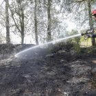Un bombero extingue el incendio. CARLOS S. CAMPILLO/ICAL