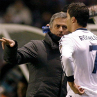 José Mourinho da instrucciones a Cristiano Ronaldo antes de entrar al terreno de juego.