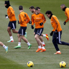 Gareth Bale, en el centro, junto a varios compañeros durante el entrenamiento de ayer.