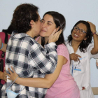 Teresa Romero (izquierda) recibió la bienvenida de sus compañeros el sábado al pasar a planta.