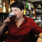 Ruth Davidson posa tomando una pinta de cerveza durante una campaña electoral en abril del 2016.