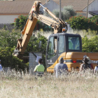 Una excavadora remueve escombros en Las Quemadillas.