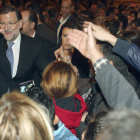 El presidente y candidato a la reelección Rajoy saluda a su llegada al mitin de Orihuela.