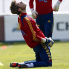 David de Gea, de rodillas, durante un entrenamiento con la selección española