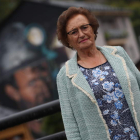 Sara Celia García, delante del mural homenaje a la minería en Igüeña. ANA F. BARREDO