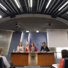 La vicepresidenta, en el centro, junto a dos ministras tras el Consejo de Ministros.