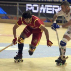 El jugador de la selección española Ton Baliu protege la pelota ante el italiano Illuzzi.