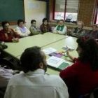 Un momento de la reunión de Teresa Gutiérrez y las mujeres de Trobajo