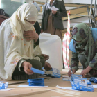 Miembros de Afghan Independent Election Commission recuentan los votos.