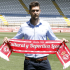 Víctor Cea muestra la bufanda de la Cultural en la presentación como nuevo entrenador. MARCIANO PÉREZ
