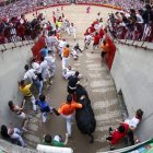 Un de los toros de la ganadería de Jandilla, de Mérida (Badajoz), entra en la Plaza de Toros de Pamplona.