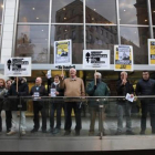 Manifestación de Adicae contra las entidades que no han devuelto la cláusula suelo en Barcelona.