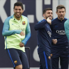 Neymar, de espaldas, Suárez y Messi se ríen en presencia de los técnicos Rafel Pol, Juan Carlos Unzué y Luis Enrique, el pasado viernes.