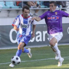 Jonathan Ruiz intenta irse de su marcador en el partido de pretemporada jugado en La Balastera.
