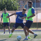 La plantilla blanquiazul entrenó esta semana en el césped artificial de Compostilla. ANA F. BARREDO
